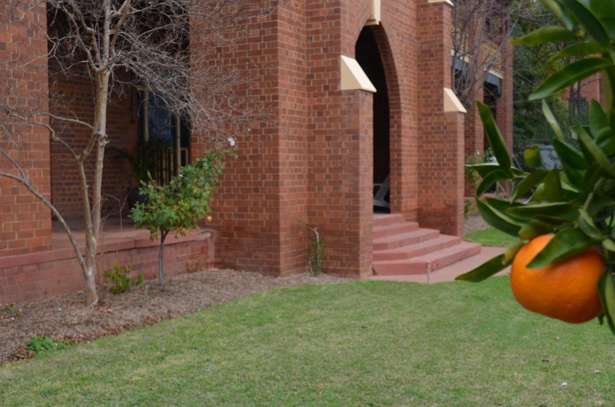 Old Parkes Convent Acomodação com café da manhã Exterior foto